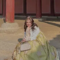 Ziva Magnolya di Korea Selatan kenakan hanbok. [@zivamagnolya]