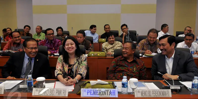 20151013-Bahas Anggaran, Empat Menko Datangi Banggar DPR -Jakarta