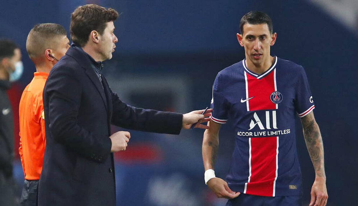 Pelatih Paris Saint-Germain (PSG), Mauricio Pochettino, memberikan arahan kepada Angel Di Maria saat melawan Brest pada laga Liga Prancis di Stadion Parc des Princes, Sabtu (9/1/2021). PSG menang dengan skor 3-0. (AP Photo/Francois Mori)