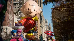 Balon Charlie Brown saat memeriahkan parade Hari Thanksgiving di Manhattan, New York, AS (23/11). Peringatan 'Thanksgiving' merupakan Hari Pengucapan Syukur di akhir musim panen. (AP Photo / Craig Ruttle)