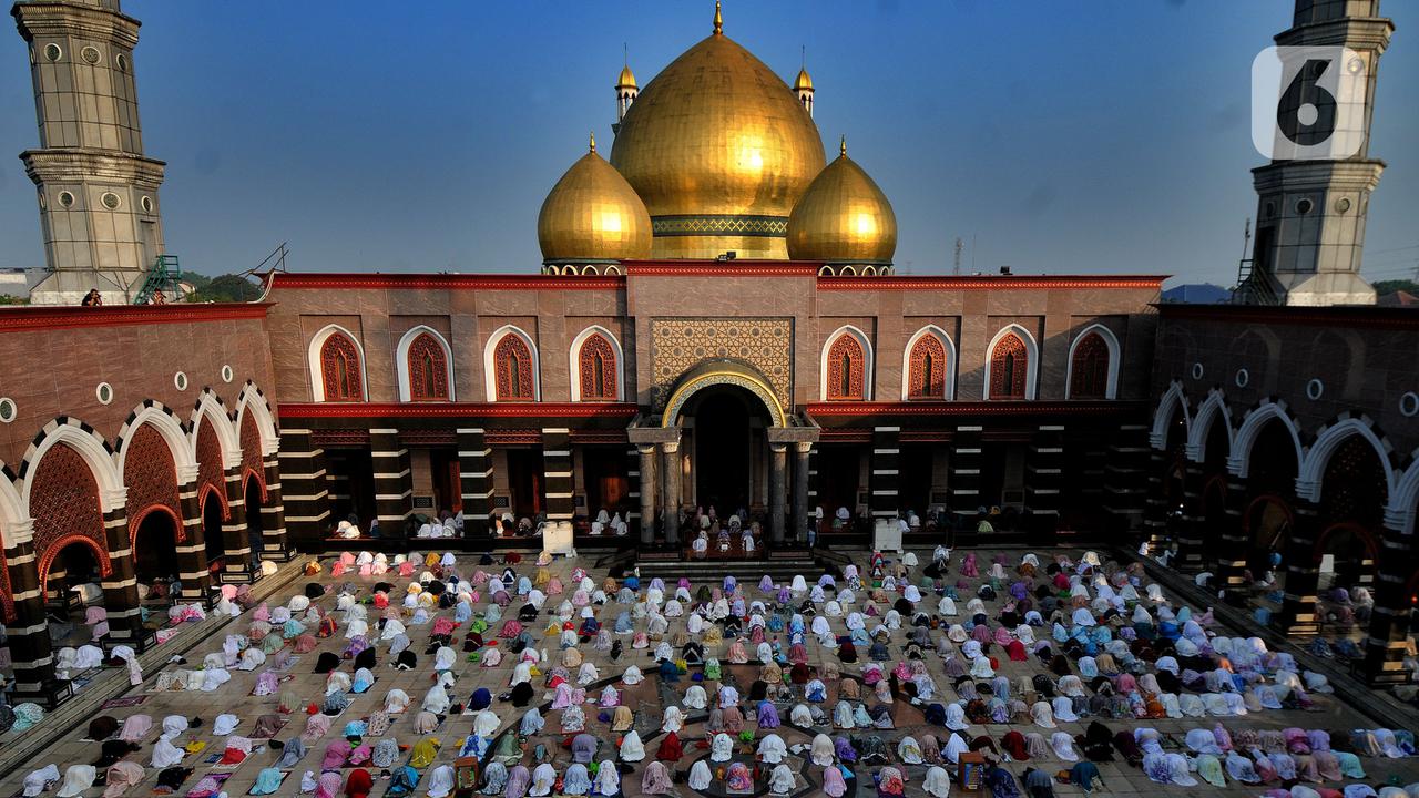 Suasana Sholat Idul Fitri di Masjid Kubah Emas