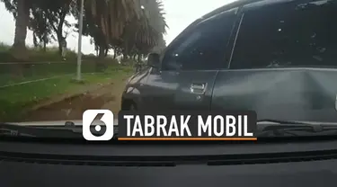 Nasib apes dialami sebuah mobil yang satu ini karena ditabrak oleh mobil lain yang langsung kabur.