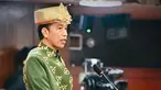 Sudah menjadi tradisi, Presiden RI menyampaikan pidato kenegaraan saban 16 Agustus. Presiden Joko Widodo alias Jokowi melakukannya di Gedung MPR, Selasa (16/8/2022). Penampilan ayah Kaesang Pangarep saat pidato mencuri perhatian masyarakat Indonesia lantaran pakai baju adat Paksian lengkap, warna hijau dengan motif pucuk rebung. (Foto: Dok. Instagram @jokowi)