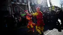 Atraksi saat perayaan menjelang tahun baru China di Lisbon, Portugal (21/1).  Menjelang Imlek, warga keturunan Tionghoa di Portugal juga merayakannya dengan menggelar karnaval di sekitar jalan Kota Lisbon. (AFP/Patricia De Melo Moreira)