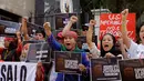 Sejumlah orang menggelar aksi menentang deklarasi darurat militer di depan Gedung DPR Filipina, Manila, Rabu (31/5). Aksi demontrasi ini sebagai tanda solidaritas dengan orang Marawi dan Mindanao. (AP Photo / Aaron Favila)