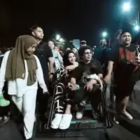 Anang Hermansyah bersama Ashanty merayakan lebaran di Jember Jawa Timur. Anang pulang kampung membawa 35 orang termasuk anak,cucu hingga tim A6. Berikut beberapa potretnya baby Ameena pulang kampung perdana ke tanah kelahiran kakeknya. [Youtube/AH]