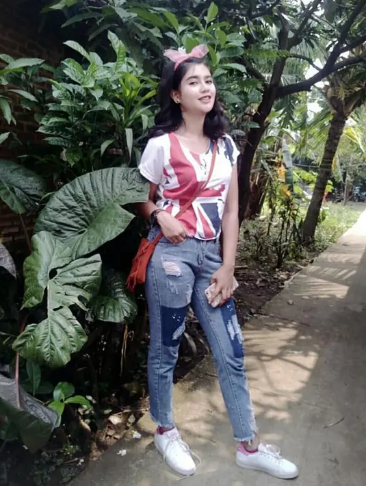 Oza Moza yang bernama asli Fuji Yanti berpose dengan kaos bendera Inggris. Pemilik akun Instagram @mozakitty95 ini pun cukup populer karena memiliki 86 ribu lebih jumlah pengikut. (Instagram/@mozakitty95)