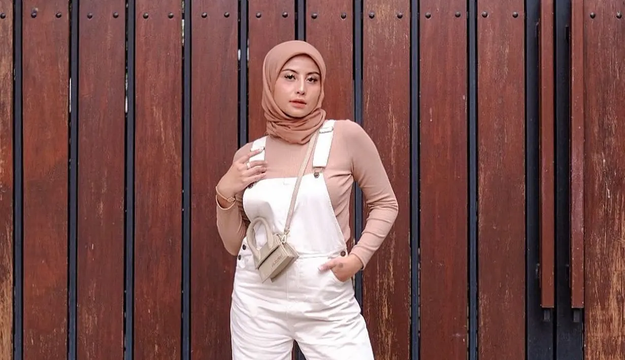 Karin Novilda atau Awkarin memang terkenal dengan gaya OOTD nya yang simpel tapi menawan. Seperti saat ini ia sering mengunggah foto OOTD nya dengan baluta hijab. Balutan hijab warna kalem ini berhasil membuat Awkarin terlihat menawan,. (Liputan6.com/IG/@awkarin)
