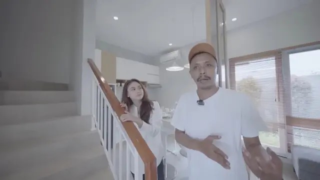 Rumah Mewah Dwinda Ratna dan Furry Setya
