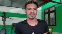 Alfin Tuasalamony di mes Bhayangkara Surabaya United, Senin (8/8/2016). (Bola.com/Fahrizal Arnas)