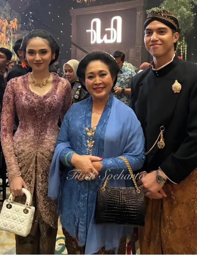 Model Gelang Hijau Titiek Soeharto (Foto: Instagram @titieksoeharto)