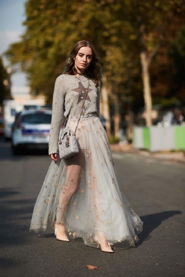 Intip tips padu padan rok transparan ala street style di Paris Fashion Week. (Foto: thestylestaker)