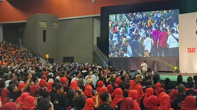Sama-Sama Hadiri Acara Relawan, Jokowi Tak Sapa Kaesang Pangarep