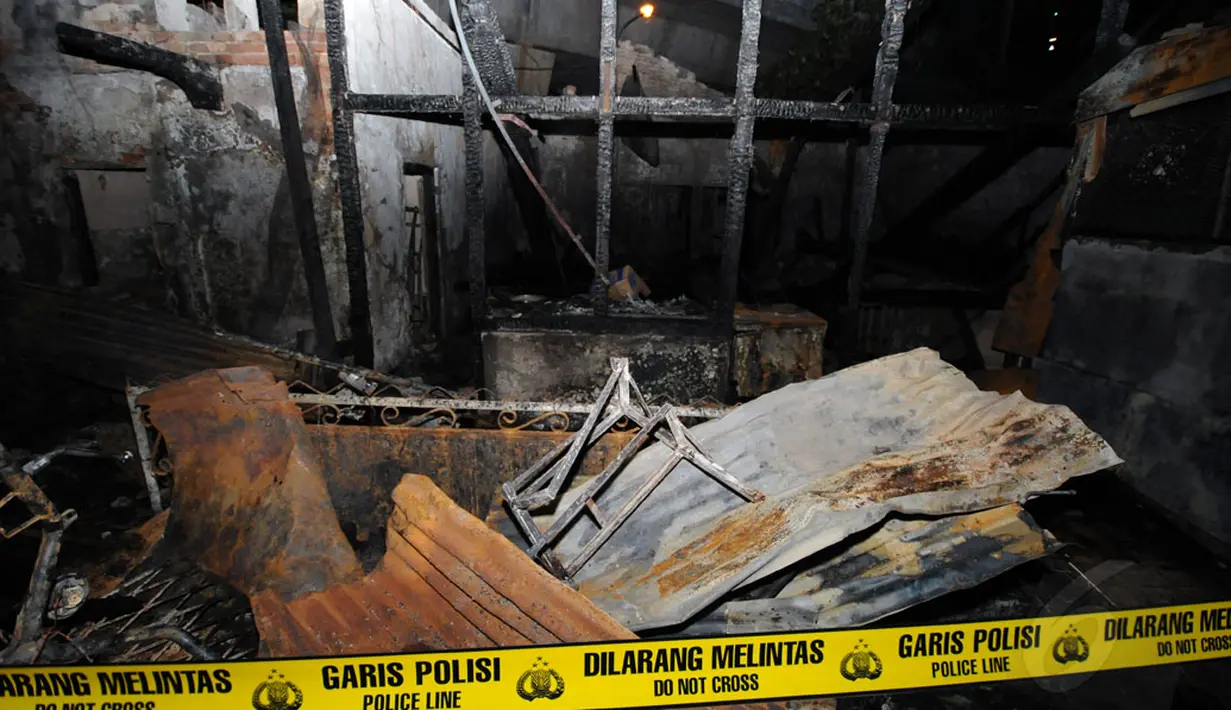 Seluruh bangunan restoran Bakmi Gondangdia di Jalan RP Soeroso, Gondangdia, Jakarta Pusat, terlihat hangus terbakar pada Kamis malam (4/12/2014). (Liputan6.com/Helmi Fithriansyah)