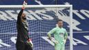 Kiper Liverpool, Alisson Becker, melakukan selebrasi usai mencetak gol ke gawang West Bromwich Albion pada laga Liga Inggris di Stadion the Hawthorns, Minggu (16/5/2021). Liverpool menang dengan skor 2-1. (AP Photo/Rui Vieira, Pool)