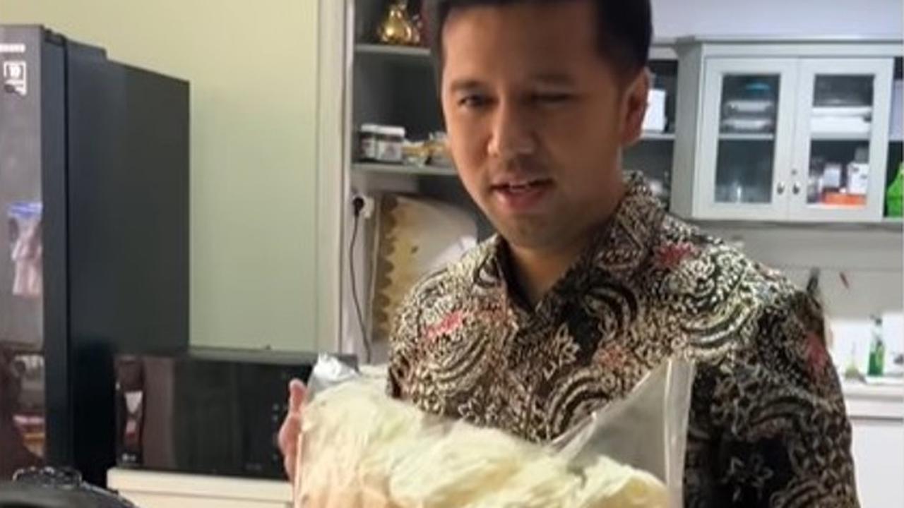 Bukan Buket Bunga, Arumi Bachsin Kegirangan Diberi Kerupuk 1 Plastik oleh Emil Dardak
