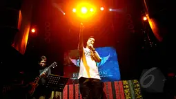 Vidi Aldiano ikut ambil bagian dalam acara charity concert untuk pengungsi di Nusa Tenggara Timur (NTT), di Jakarta, Kamis (7/5/2015). Para penyanyi tersebut melelang lagu yang dinyanyikannya saat acara. (Liputan6.com/Faisal R Syam)