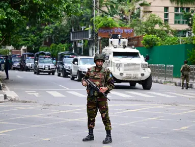 Personel militer Bangladesh berjaga di sepanjang jalan di tengah protes anti-kuota PNS, Dhaka, 23 Juli 2024. (Munir UZ ZAMAN/AFP)