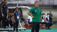 Pelatih kepala Madura United, Fabio Araujo Lefundes saat laga lanjutan BRI Liga 1 2022/2023 melawan Dewa United di Indomilk Arena, Tangerang, Kamis (2/2/2023). (Bola.com/Bagaskara Lazuardi)