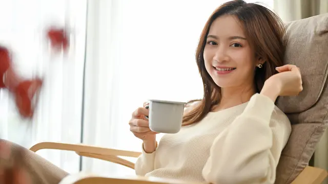 perempuan dan jan di sofa