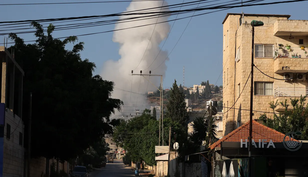 Pejabat kesehatan Palestina mengatakan setidaknya tiga warga Palestina tewas dalam serangan itu. (AFP/Jaafar Ashtiyeh)