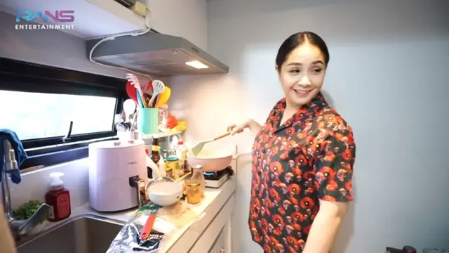 Nagita Slavina mengunjungi tempat kost salah satu karyawannya. (Foto: YouTube Rans Entertainment)