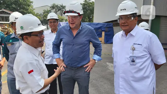 Tim PT Barata Indonesia (Persero) dan Siemens bercengkerama di pabrik Cilegon.