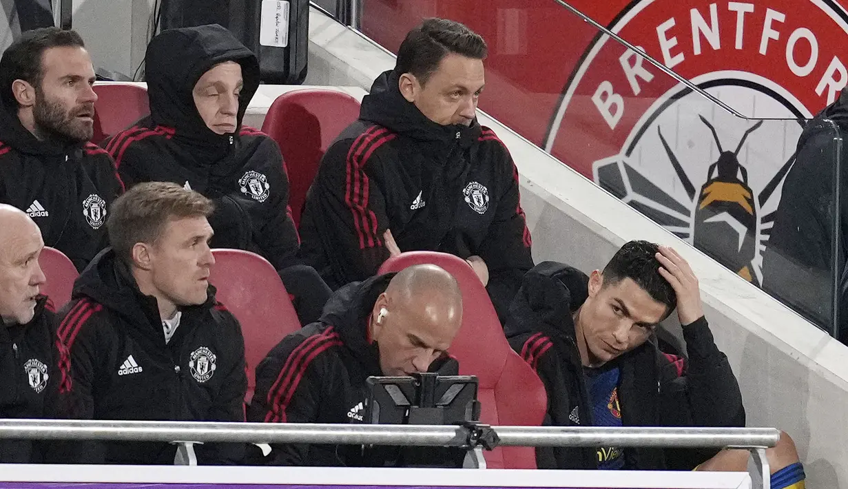 CR7 yang tampak kesal memilih duduk di tangga, bukan di bangku pemain bersama rekan setimnya. (AP/Matt Dunham)
