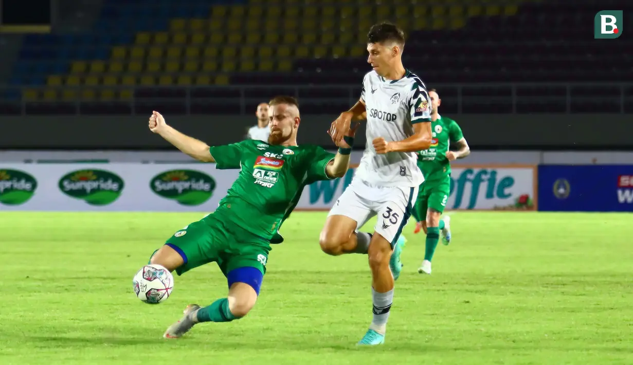 Pemain PSS Sleman, Mario Maslac (kiri) berusaha membuang bola  saat duel dengan pemain Persikabo 1973 Pushniakou Siarhei dalam pertandingan lanjutan pekan ke-11 BRI Liga 1. PSS unggul 3-2 atas Persikabo 1973. (Bola.com/Nandang Permana)