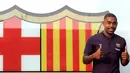Pesepakbola muda Brasil, Malcom Filipe Silva de Oliveira berpose setibanya di stadion Camp Nou,  Barcelona, Selasa (24/7). Malcom akan menjalani tes medis pada Rabu pagi sebelum bergabung dengan skuat yang menjalani tur di AS. (AP Photo/Manu Fernandez)