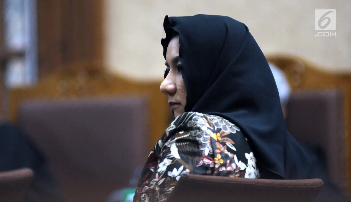 Bupati nonaktif Kutai Kartanegara, Rita Widyasari saat sidang tuntutan di Pengadilan Tipikor, Jakarta, Senin (25/6). Rita dituntut hukuman 15 tahun penjara atas kasus gratifikasi dan suap pemilik PT Sawit Golden Prima. (Liputan6.com/Helmi Fithriansyah)