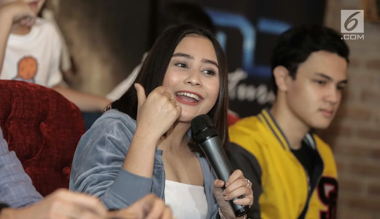 Ekspresi Prilly Latuconsina saat konferensi pers peluncuran trailer Danur 2: Maddah di Jakarta, Selasa (6/2). Film ini merupakan kelanjutan dari Danur: I Can See Ghosts. (Liputan6.com/geekimages)