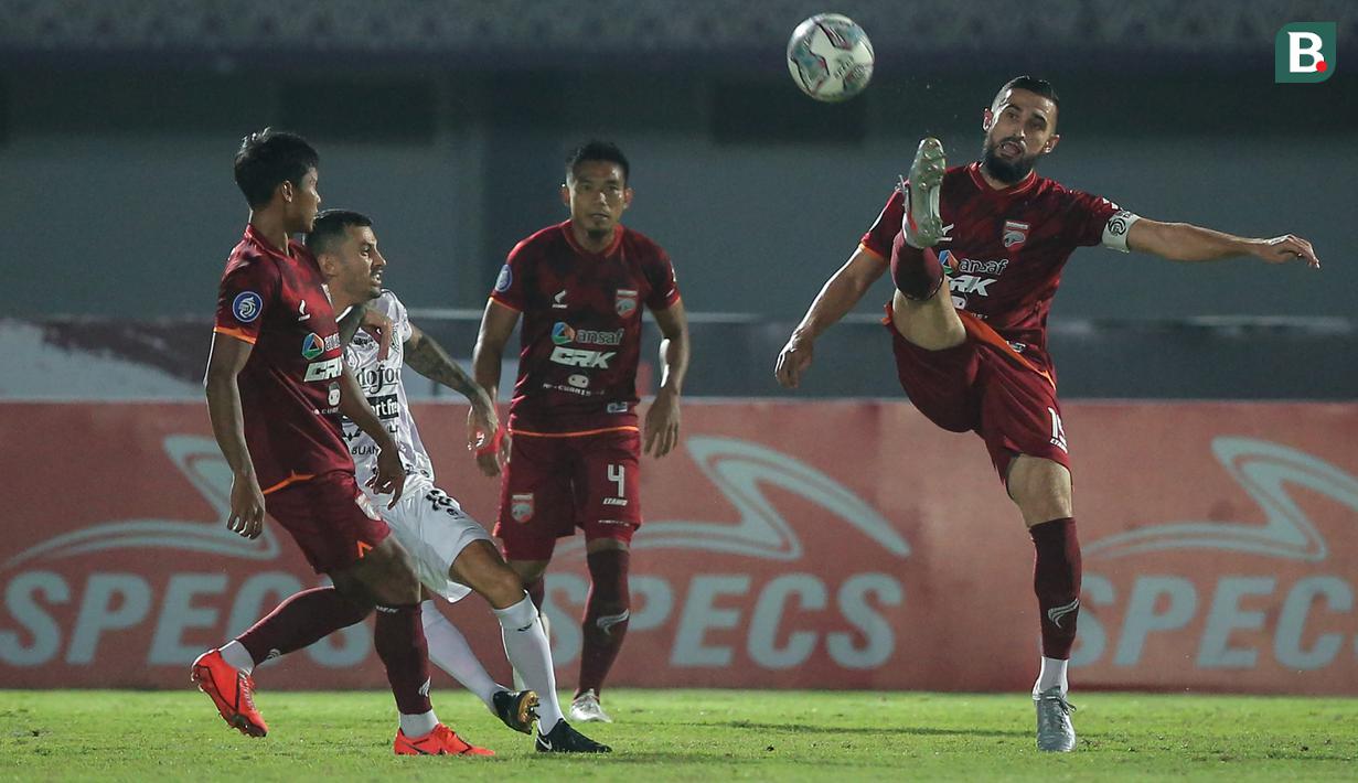 Pemain Borneo FC, Javlon Guseynov (kanan) berusaha menghalau bola saat melawan Bali United dalam laga pekan ke-5 BRI Liga 1 2021/2022 di Stadion Indomilk Arena, Tangerang, Selasa (28/09/2021). Kedua tim bermain imbang 1-1. (Bola.com/Bagaskara Lazuardi)