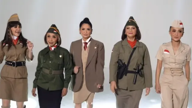 Potret Yuni Shara Kenakan Baju Ala Pejuang, Terlihat Makin Awet Muda