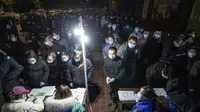 Penduduk menjalani tes asam nukleat di Kawasan Industri Modern Chengdu, China (11/12/2020). Kota Chengdu di China memulai pengujian asam nukleat, menyediakan tes gratis untuk semua penduduk di Distrik Pidu, yang melaporkan sejumlah kasus baru COVID-19 sejak pekan ini. (Xinhua)