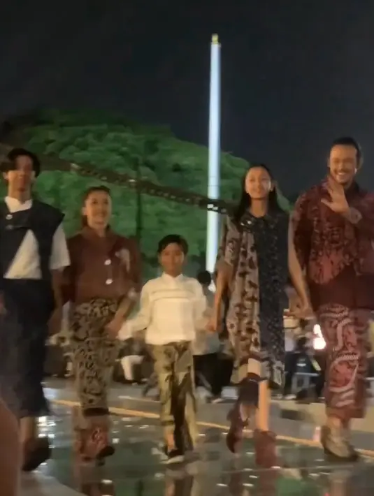 Dwi Sasono dan Widi Mulia bersama ketiga anaknya pun kompak mengenakan batik di acara tersebut. [@defribayuzole]
