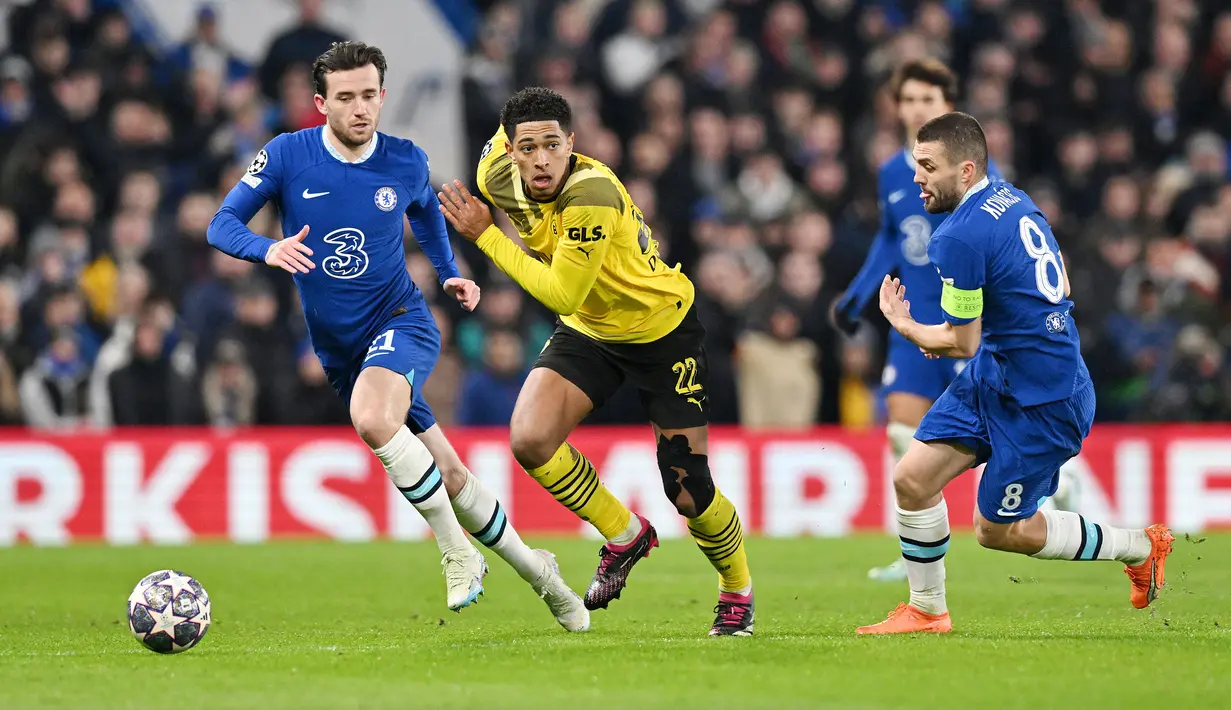 Jude Bellingham menjadi salah satu pemain muda yang bersinar di sepak bola Jerman. Gelandang asal Inggris tersebut menunjukkan performa yang sangat mengesankan bersama Borussia Dortmund. (Photo by Glyn KIRK / IKIMAGES / AFP)