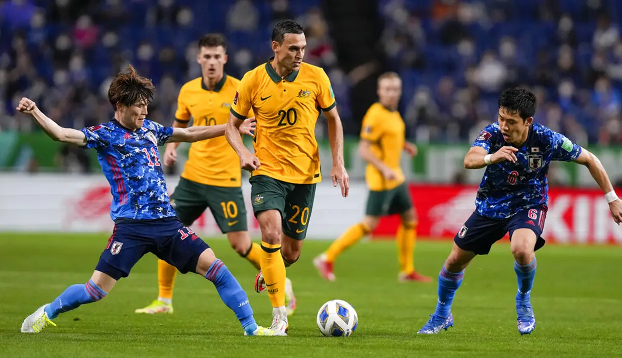 Pemain Australia Trent Sainsbury (tengah) memperebutkan bola dengan pemain Jepang Kyogo Furuhashi (kiri) dan Wataru Endo pada pertandingan kualifikasi Grup B Piala Dunia 2022 di Stadion Saitama, Saitama, Jepang, Selasa (12/10/2021). Jepang menang 2-1. (AP Photo/Shuji Kajiyama)