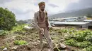 Seorang pria yang merupakan Naga Sadhu atau orang suci Hindu tiba untuk menghadiri Festival Pitcher di Trimbakeshwar, India, Selasa (18/8/2015). Festival ini berlangsung di empat lokasi berbeda di India. (REUTERS/Danish Siddiqui)