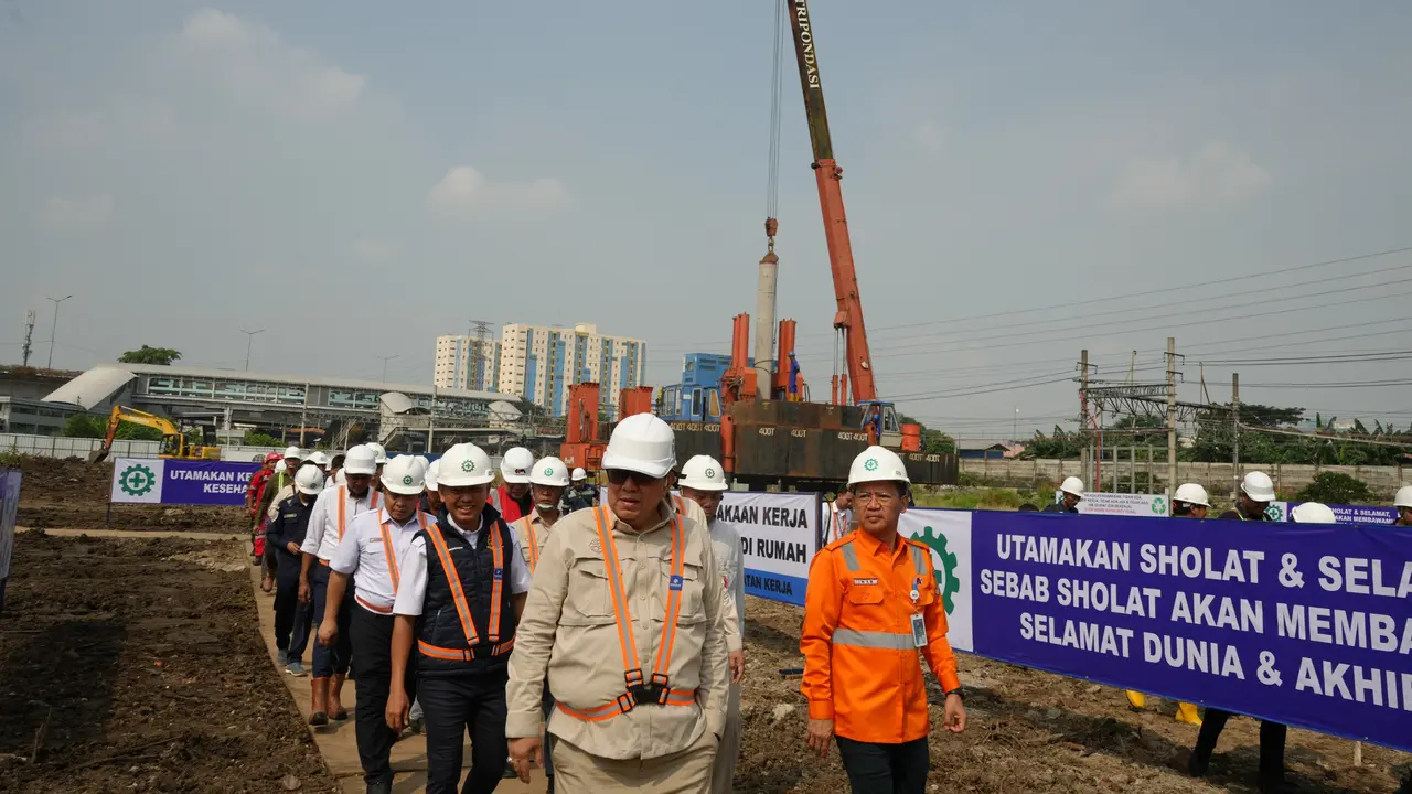 Kementerian Perhubungan bersama Pemerintah Provinsi DKI Jakarta dan PT Kereta Api Indonesia tengah mengembangkan stasiun Tanah Abang guna meningkatkan pelayanan kepada penumpang