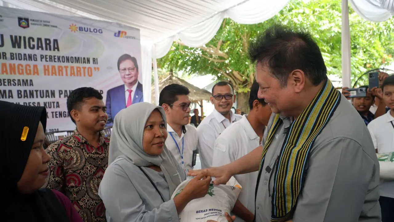 Menteri Koordinator Bidang Perekonomian Airlangga Hartarto dalam acara “Temu Wicara dan Penyaluran Bantuan Pangan Beras” di Kantor Desa Kuta, Kecamatan Pujut, Kabupaten Lombok Tengah, Minggu (14/01).