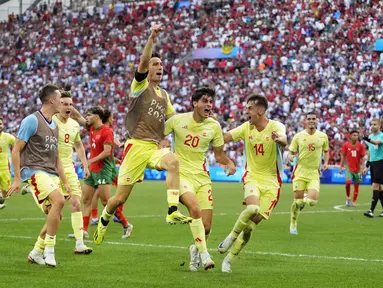 Gelandang Spanyol Juanlu Sanchez (tengah) merayakan gol kedua timnya yang dicetak ke gawang Maroko pada laga semifinal sepak bola Olimpiade Paris 2024 di stadion Orange Velodrome, Selasa (6/8/2024). (AP Photo/Julio Cortez)