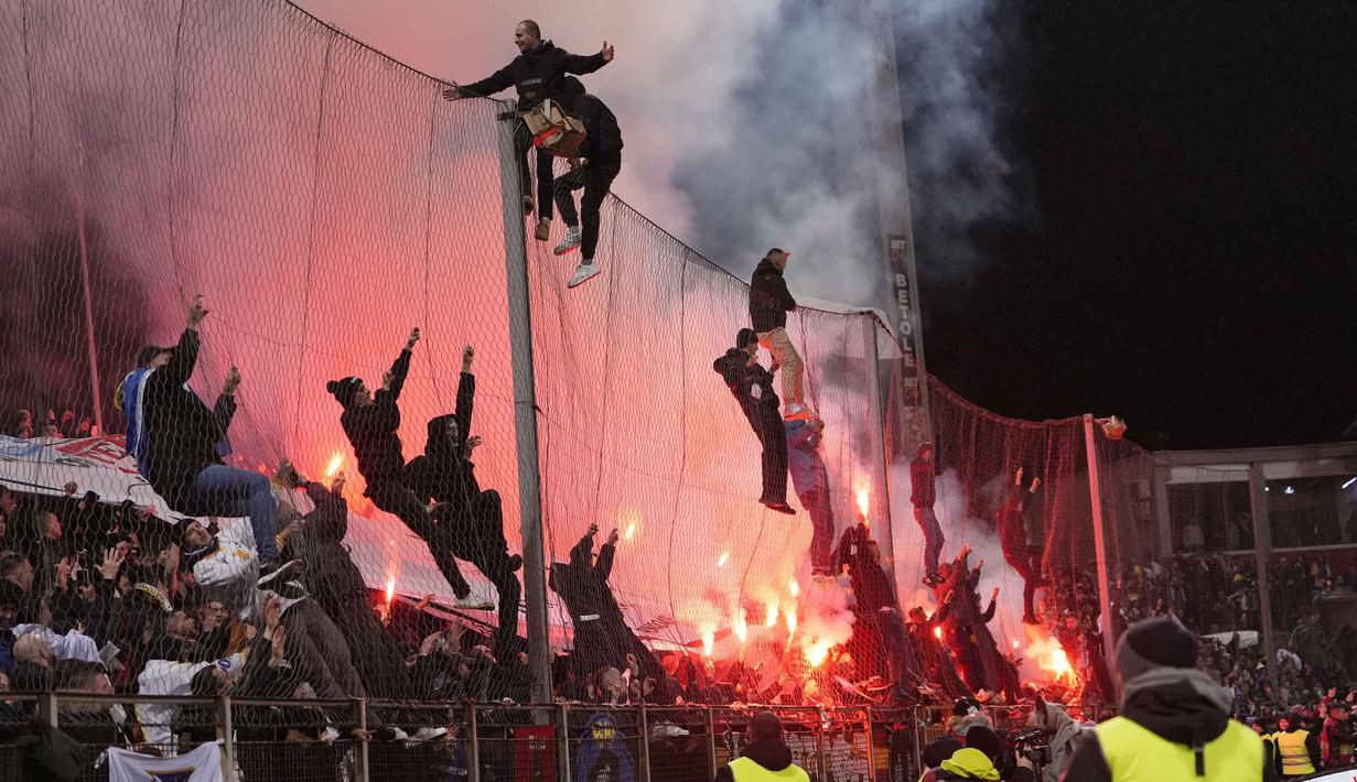 Ini merupakan partisipasi kedua Bosnia dan Herzegovina di ajang Piala Dunia. Tampak dalam foto, suporter Timnas Bosnia dan Herzegovina merayakan kemenangan atas Italia pada final play-off kualifikasi Piala Dunia 2026 zona Eropa melawan Italia di Stadion Bilino Polje, Zenica, Selasa 31 Maret 2026 waktu setempat atau Rabu 1 April 2026 dini hari WIB. (Fabio Ferrari/LaPresse via AP)