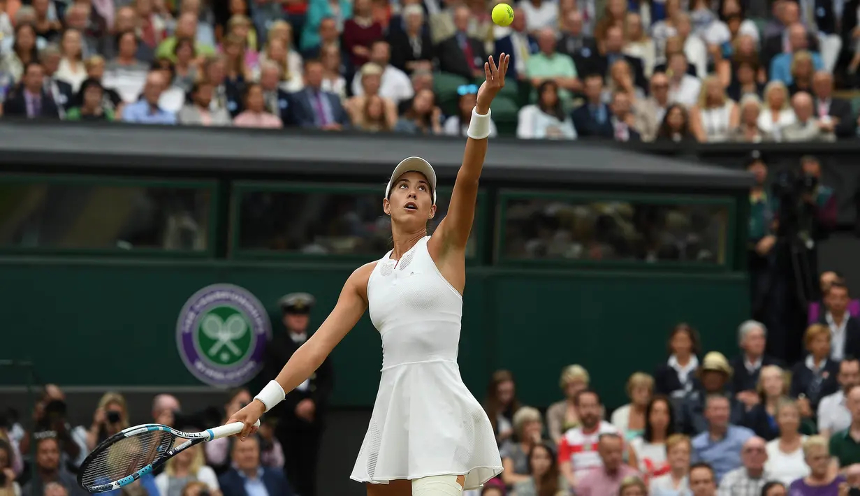 Petenis Spanyol, Garbine Muguruza, melakukan servis saat melawan Venus Williams pada laga final Wimbledon di All England Lawn Tennis Club, Inggris, Sabtu (15/7/2017). Muguruza menang 7-5 dan 6-0 atas Williams. (AFP/Facundo Arrizabalaga)