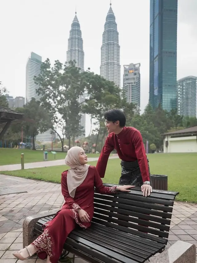 6 Potret Beda Pesona Dinda Hauw dan Dara Arafah Pakai Baju Kurung Melayu saat Idul Adha 2024, Anggun Meneduhkan