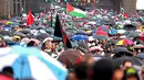 Pejabat Palestina mengatakan bahwa sedikitnya 500 truk bantuan dibutuhkan per hari untuk memenuhi kebutuhan 2,4 juta penduduk wilayah tersebut. (DAVID GRAY/AFP)