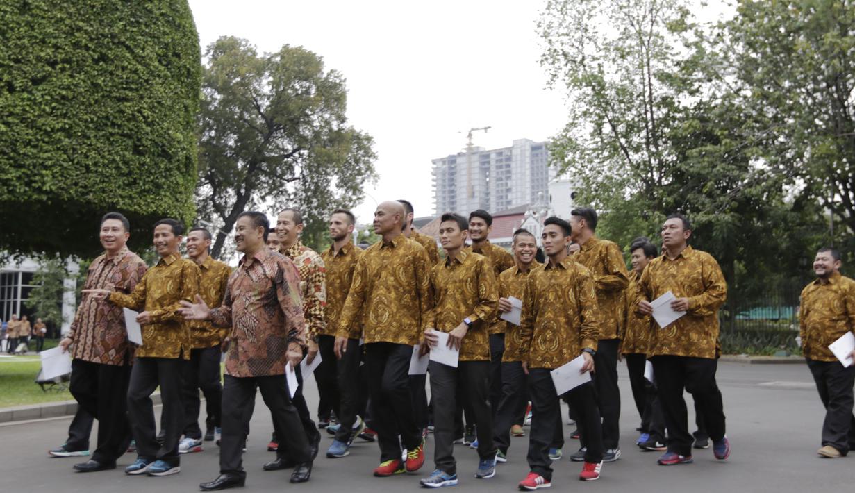 Para skuat dan ofisial Persib Bandung bersiap untuk bertemu Presiden Joko Widodo di Istana Negara, Jakarta, Senin (19/10/2015). (Bola.com/Vitalis Yogi Trisna)