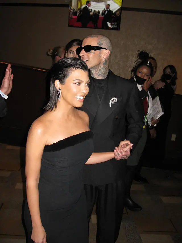 7 Potret Mesra Kourtney Kardashian dan Travis Barker, Resmi Menikah Secara Diam-Diam