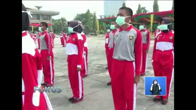 Kebakaran hutan dan lahan masih menghantui, paskibraka Provinsi Riau harus latihan menggunakan masker.