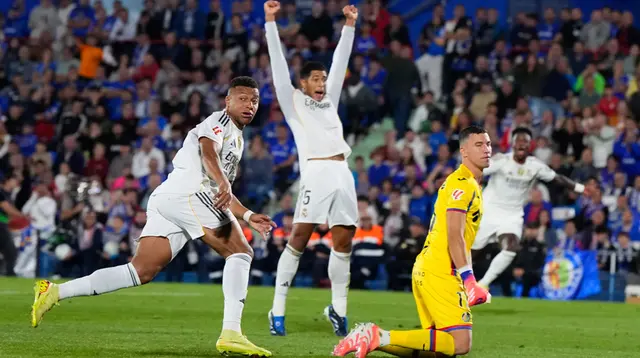 Pemain Real Madrid, Kylian Mbappe, melakukan selebrasi setelah mencetak gol ke gawang Getafe pada laga Liga Spanyol di Estadio Coliseum. (AP Photo/Manu Fernandez)
